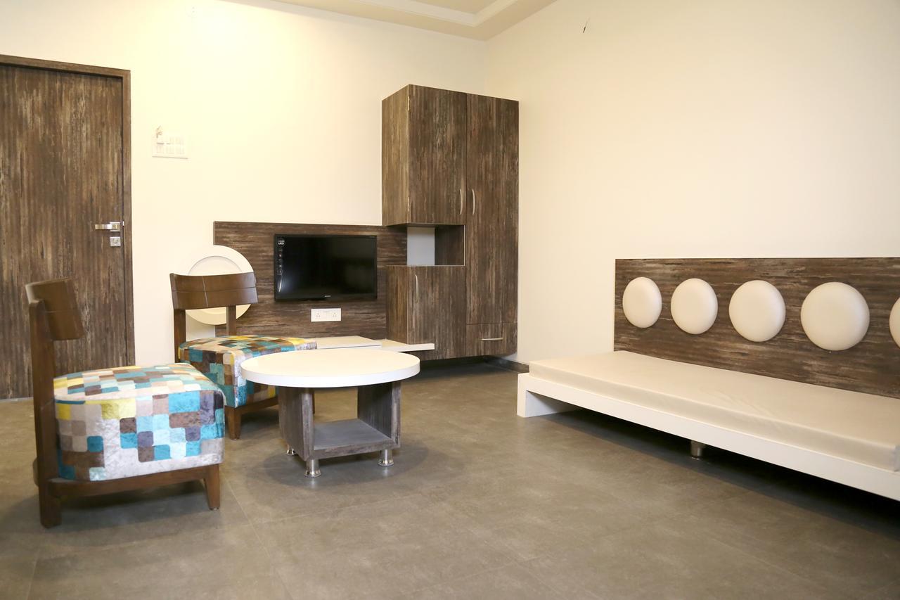 Hotel Vrinda Latur Luaran gambar