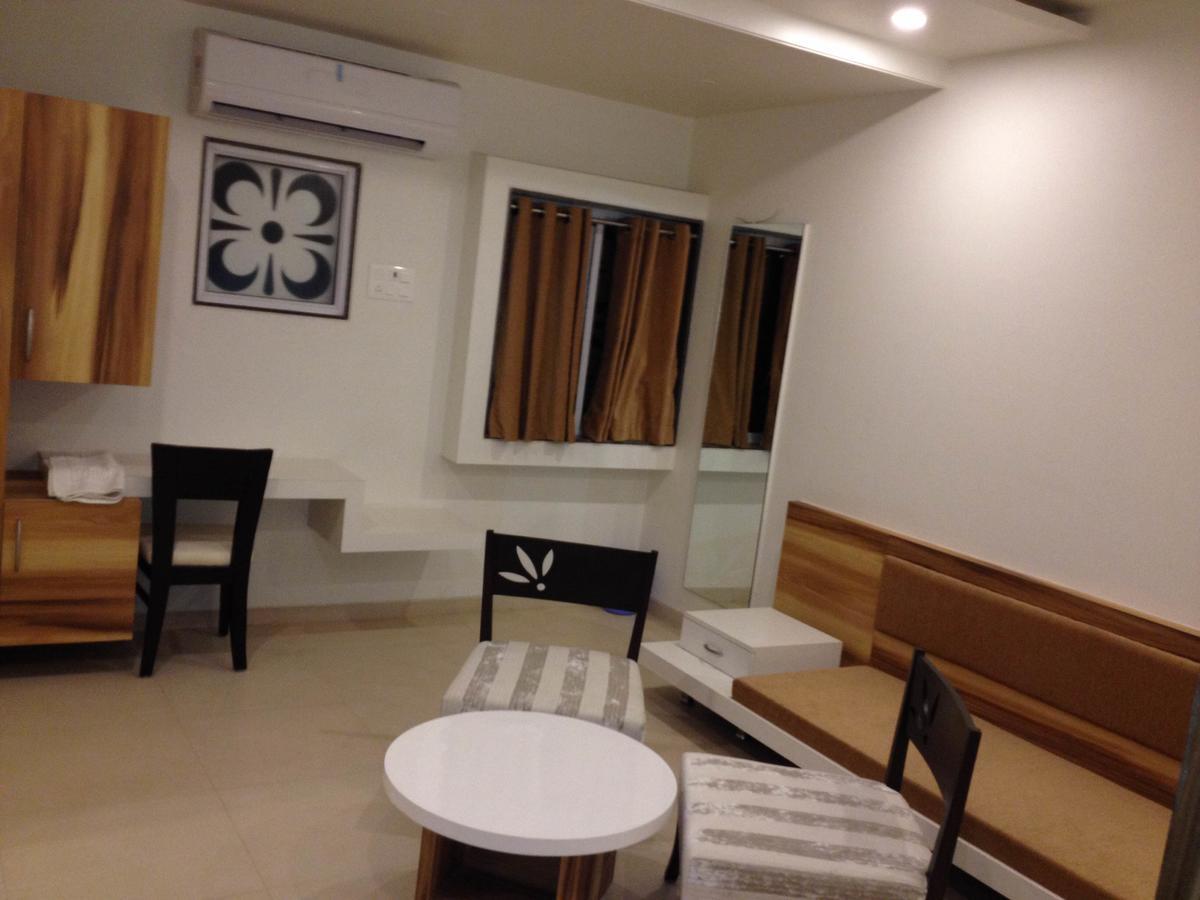 Hotel Vrinda Latur Luaran gambar