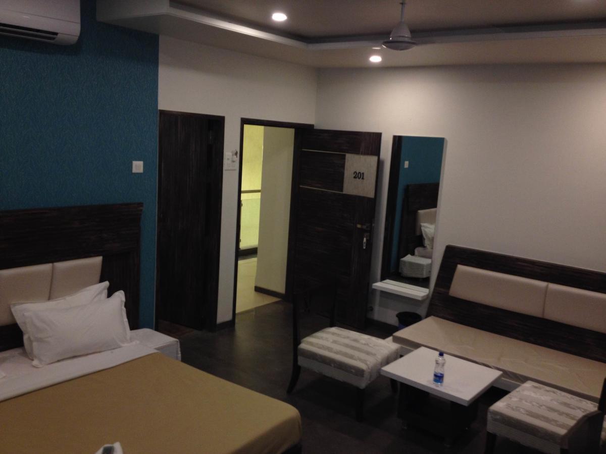 Hotel Vrinda Latur Luaran gambar